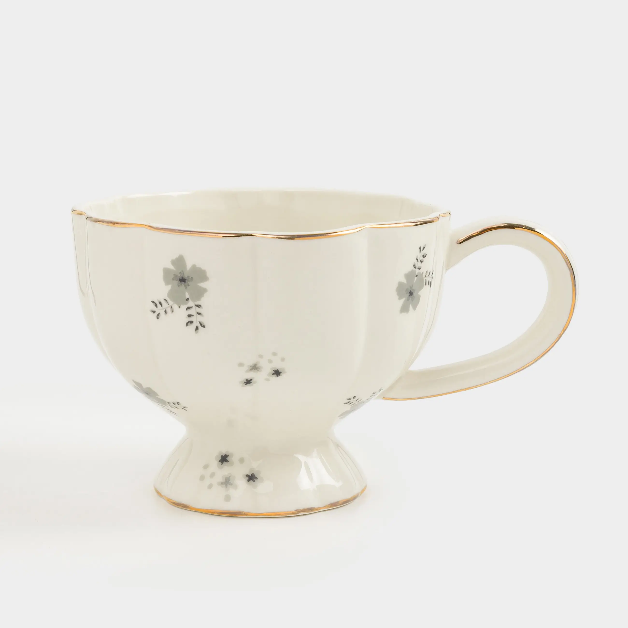 Кружка, 360 мл, фарфор P, молочная, с золотистым кантом, Серые цветы, Florals, image-0