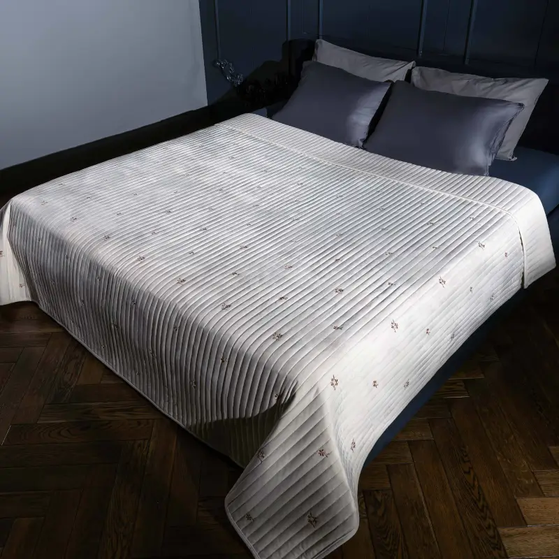 Покрывало, 220х240 см, стеганое, вельвет/микрофибра, молочное, Цветы, Stitch velvet ,image-0