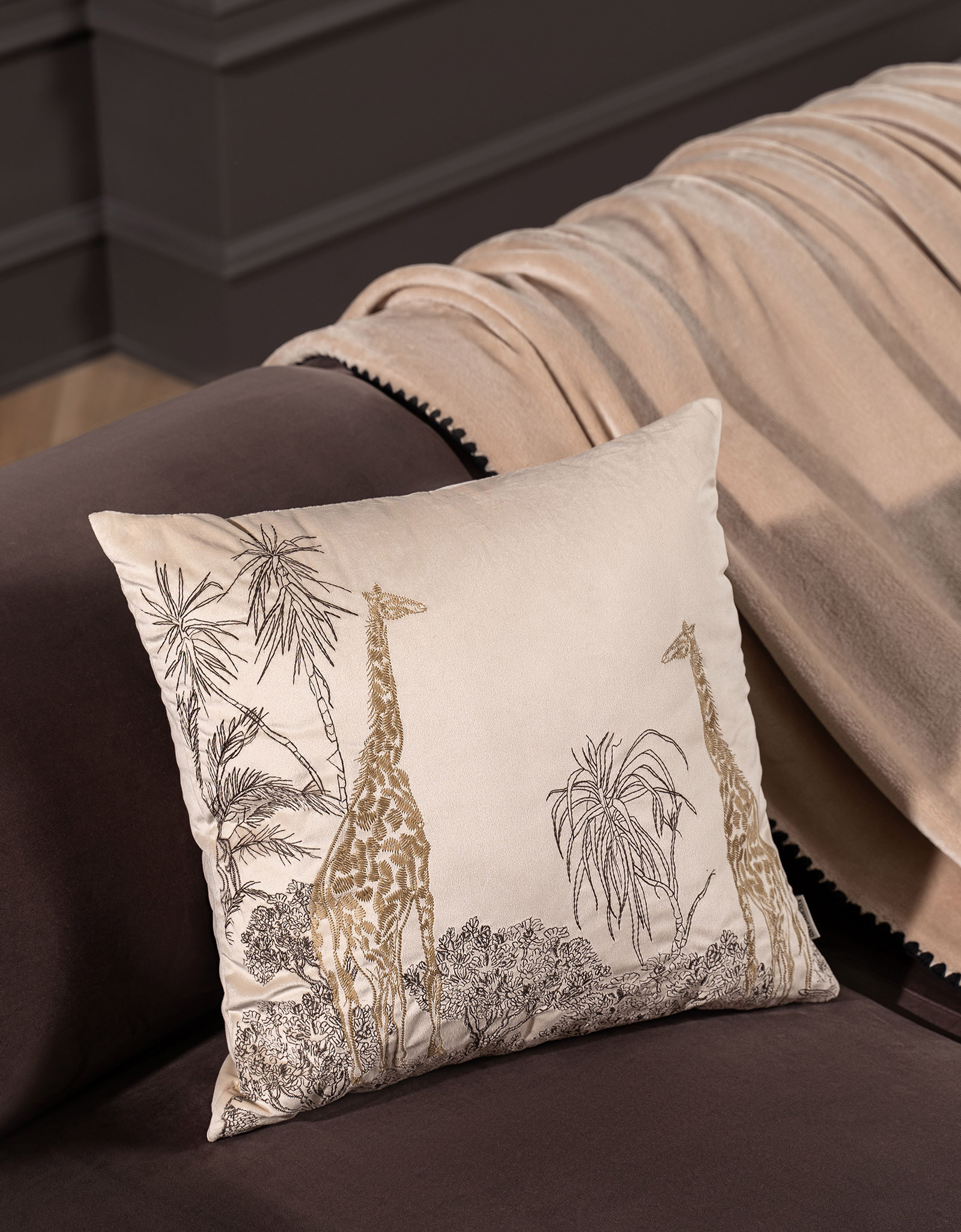 Подушка декоративная, 45х45 см, вельвет, песочная, Жирафы, Tropical oasis, image-2