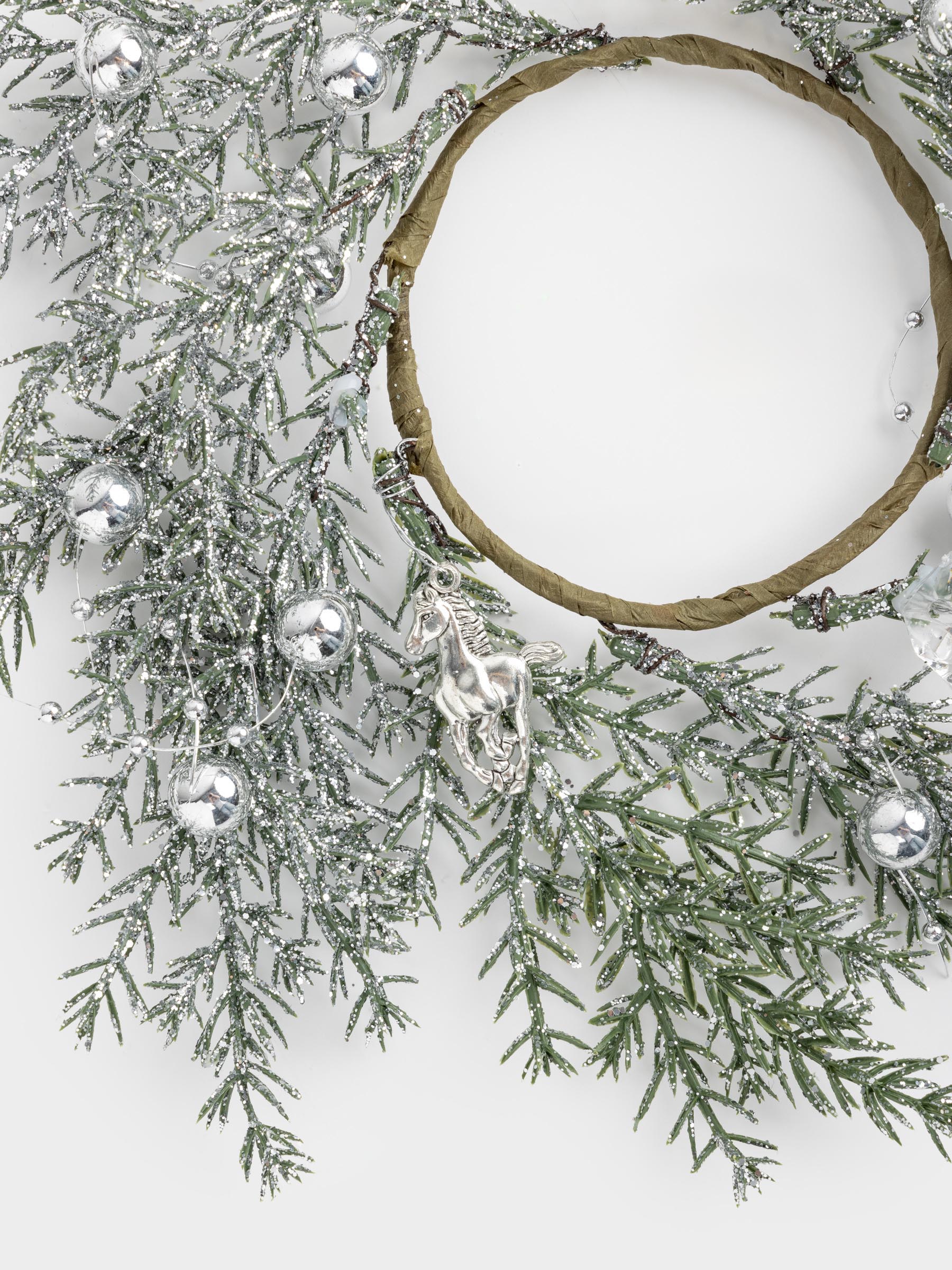 Венок декоративный, 10/26 см, пластик, Серебристая ель с лошадками, Conifer silver, image-2