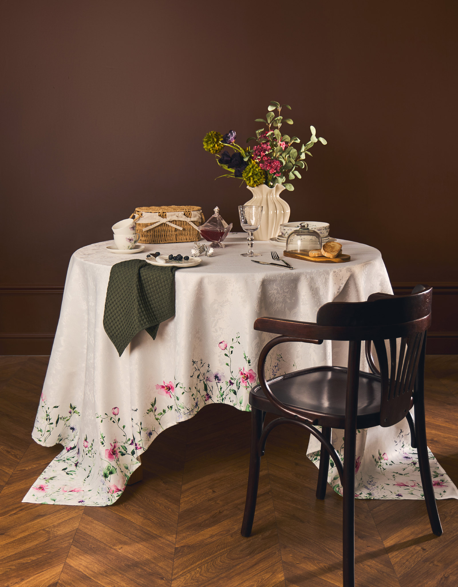 Скатерть, 170х250 см, жаккард, полиэстер, белая, Весенние цветы, Petal serenity, image-1