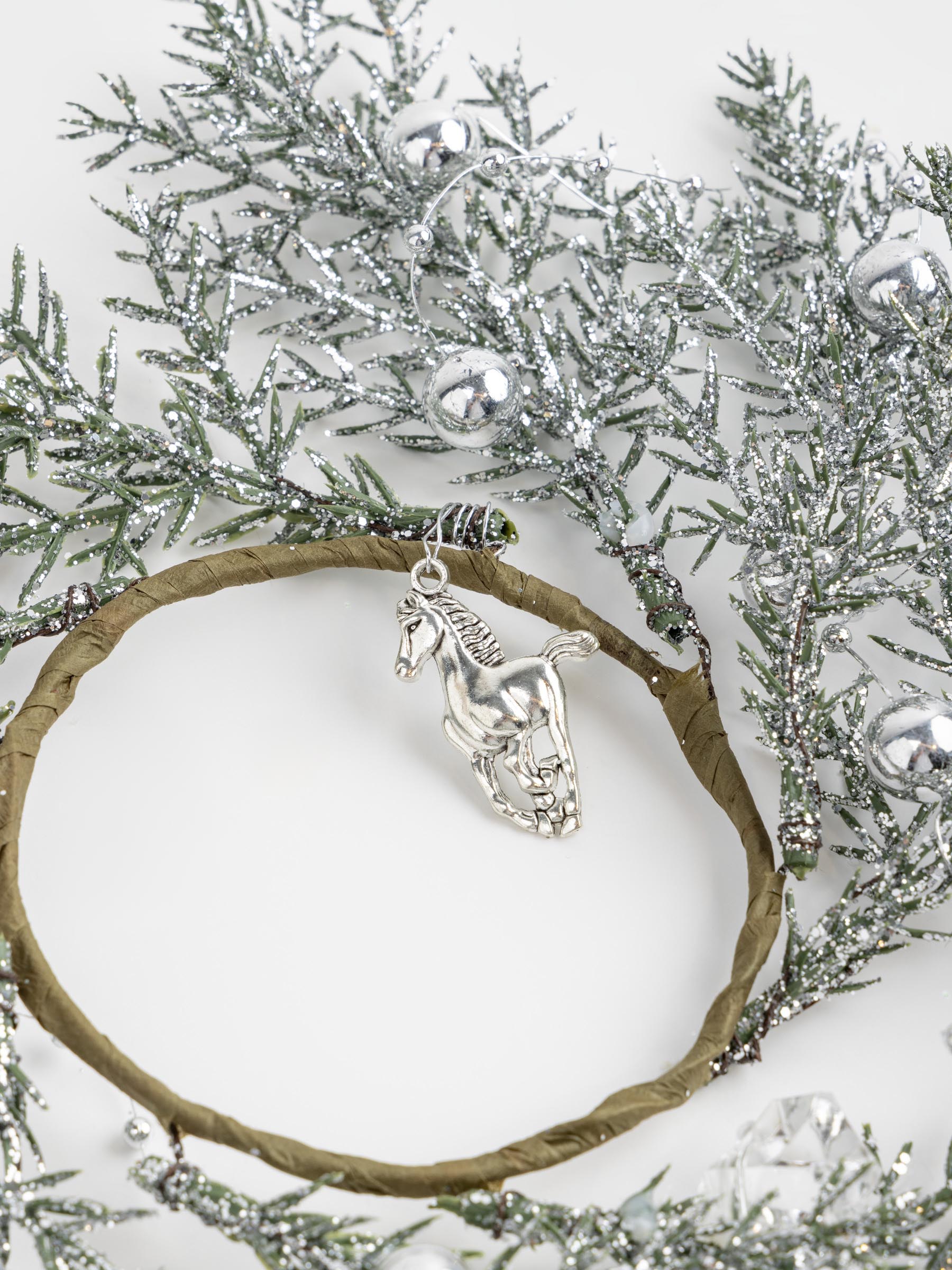 Венок декоративный, 10/26 см, пластик, Серебристая ель с лошадками, Conifer silver, image-4