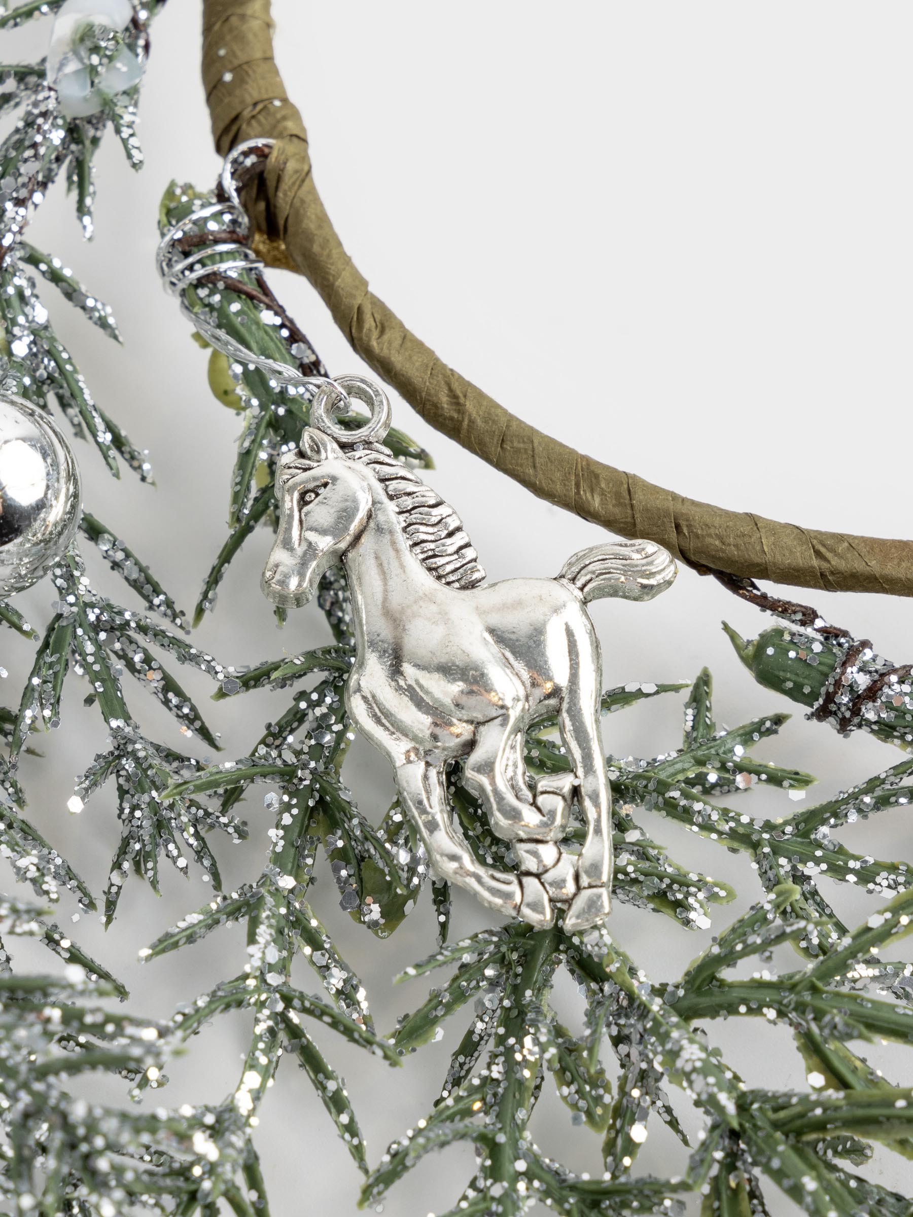 Венок декоративный, 10/26 см, пластик, Серебристая ель с лошадками, Conifer silver, image-1