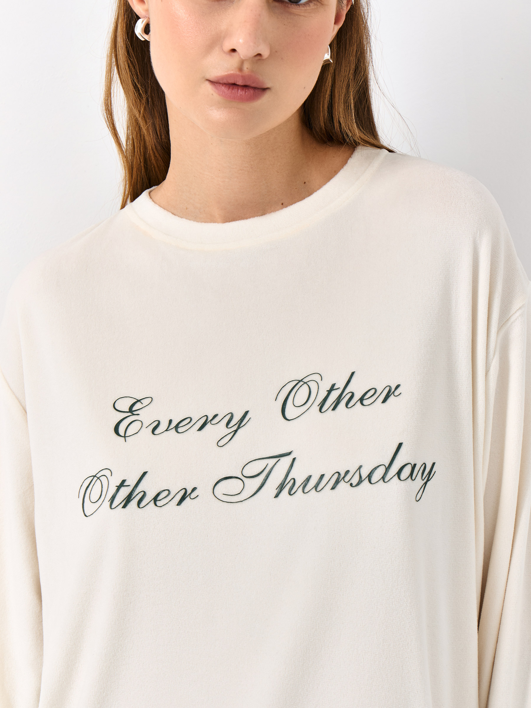 Свитшот женский, домашний, велюр, молочный, Every Other Other Thursday, Amala, image-1