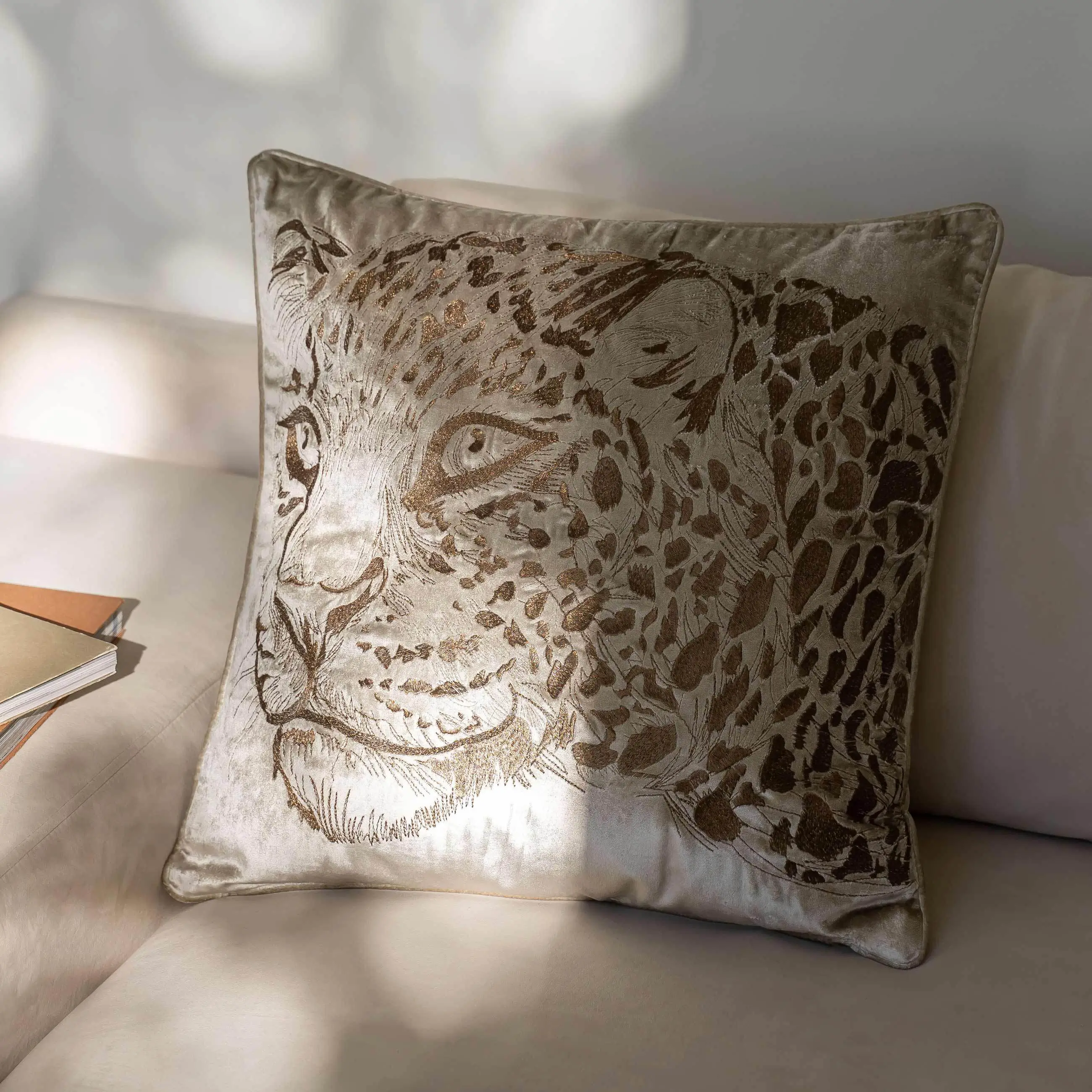 Подушка декоративная, 50х50 см, вельвет, бежевая, Ягуар, Panther, image-0