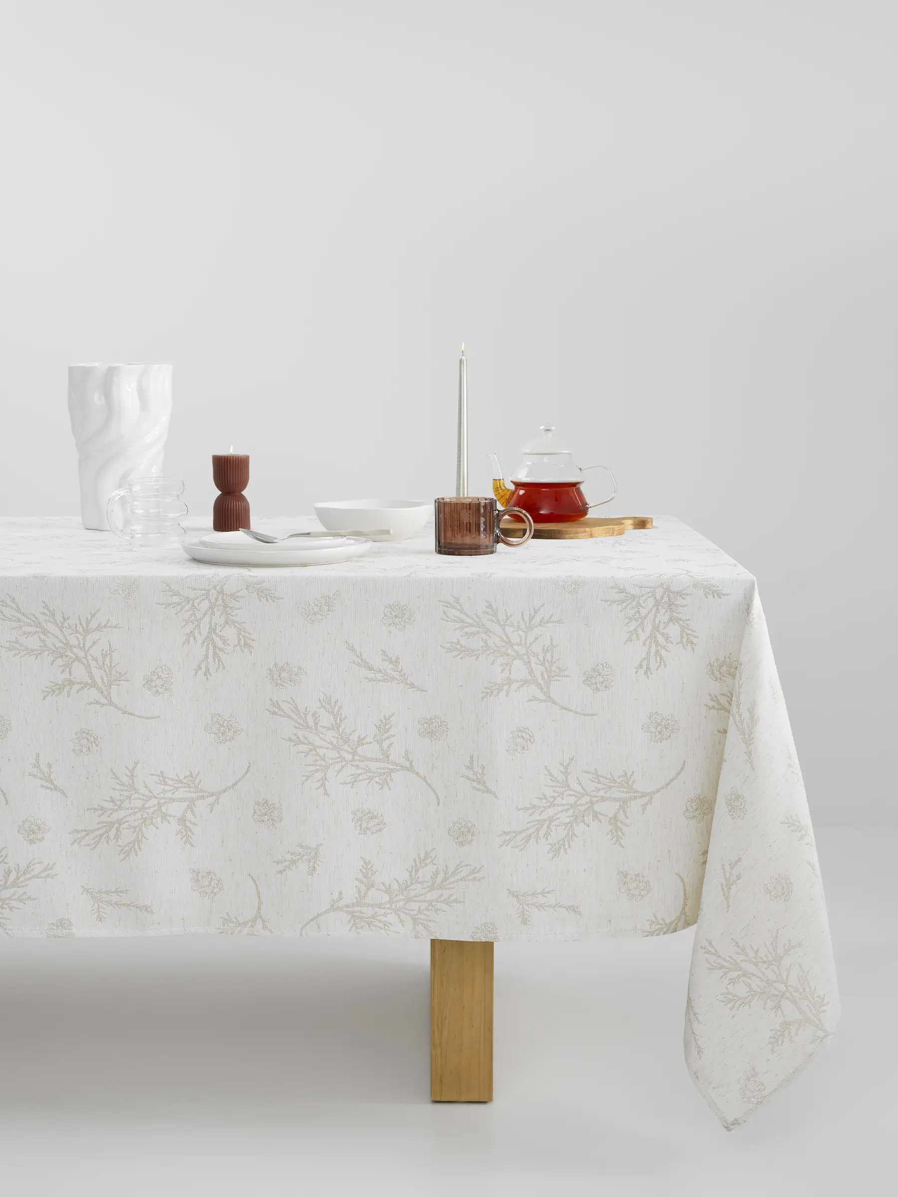 Скатерть, 170х250 см, жаккард, полиэстер, бежевая, Ветви и шишки, Conifer branches, image-0