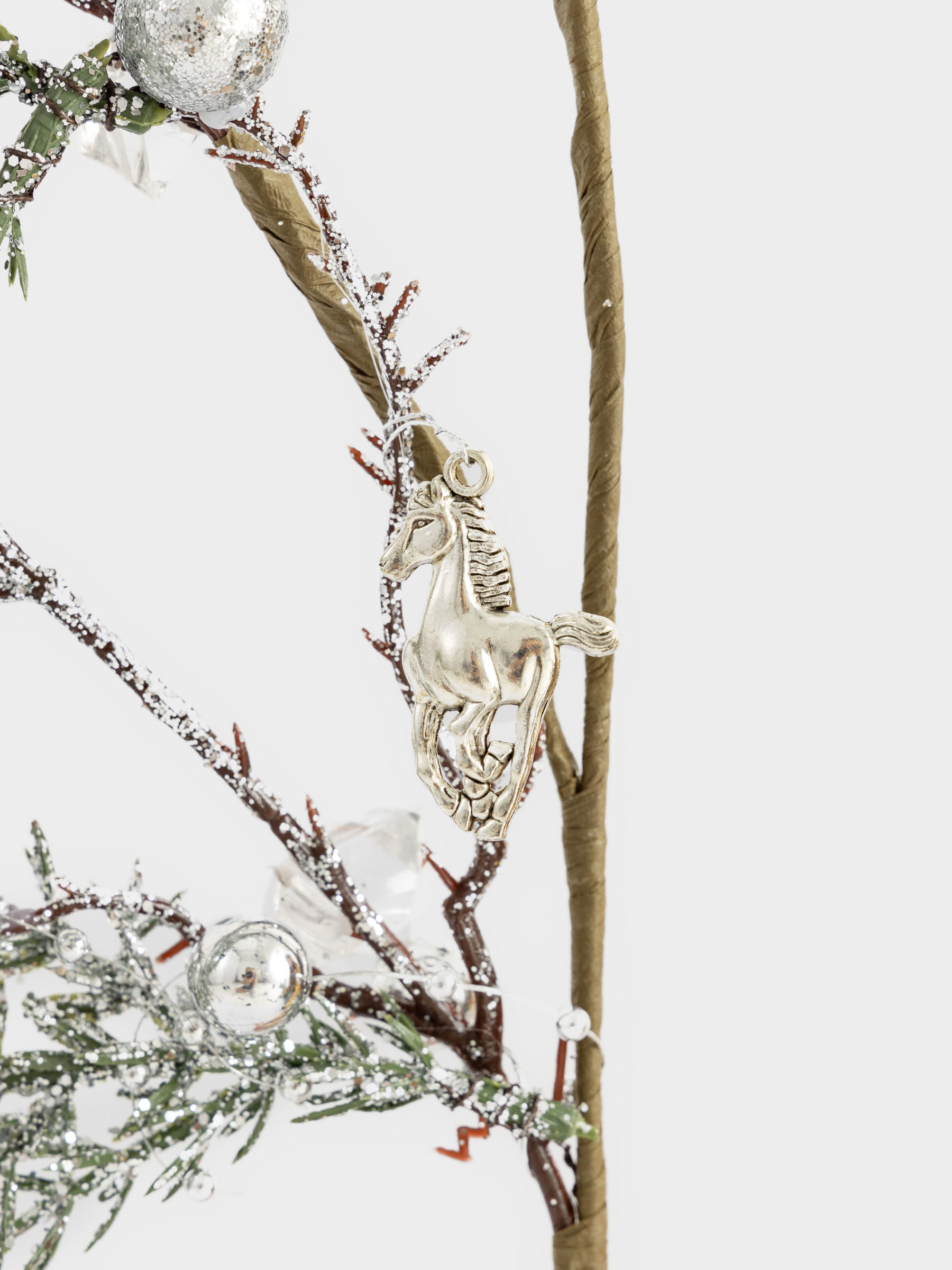 Ветка декоративная, 65 см, пластик, Серебристая ель с лошадками, Conifer silver, image-2