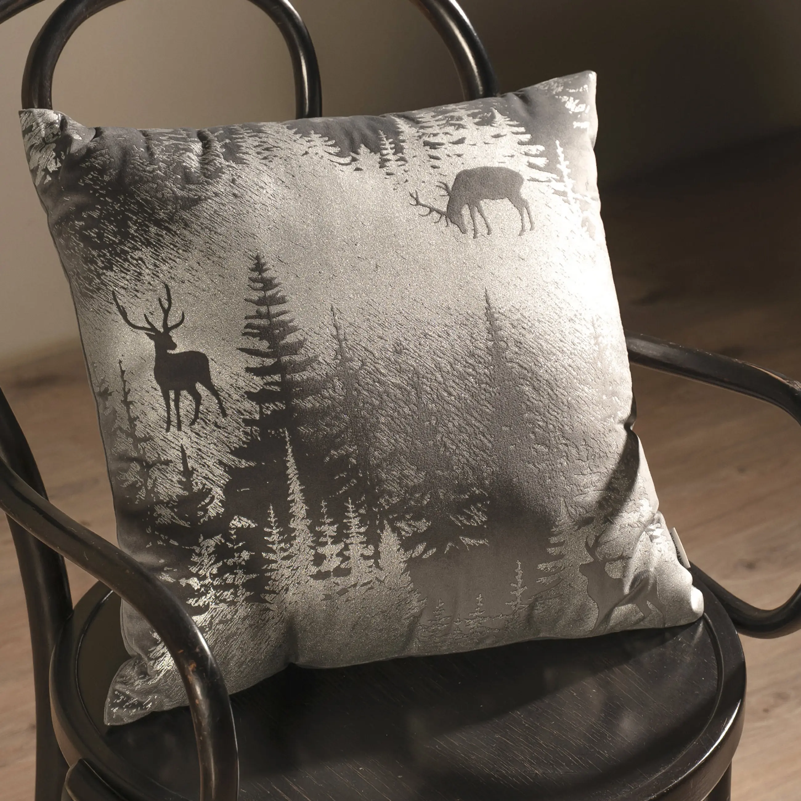 Сәндік жастық, 45х45 см, барқыт, күміс сұр, Ормандағы бұғы, Winter deer