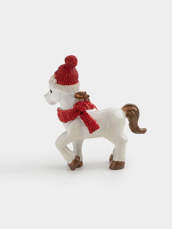 Мүсінше, 8 см, полирезин, сүт түстес, Қалпақ пен шарф таққан жылқы, Horse christmas, image-3