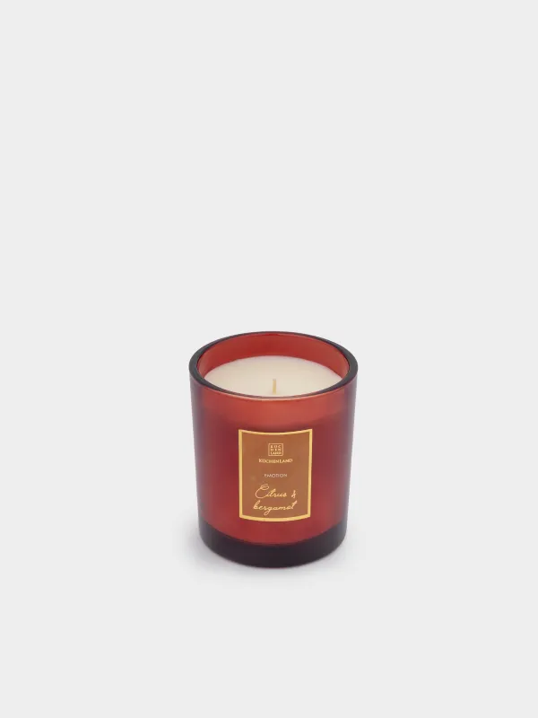 Шам хош иісті, шам ұстағышта. Хош иіс: жоғарғы ноталар - апельсин, бергамот; орташа ноталар -грейпфрут, ақгүл; негізгі ноталар - мускус. Өлшемі: 8х9 см.Материал: пальма балауызы, шыны. Балалардың қолы жетпейтін жерде сақтаңыз. Жанғыш заттардың жанында жақпаңыз., image-0