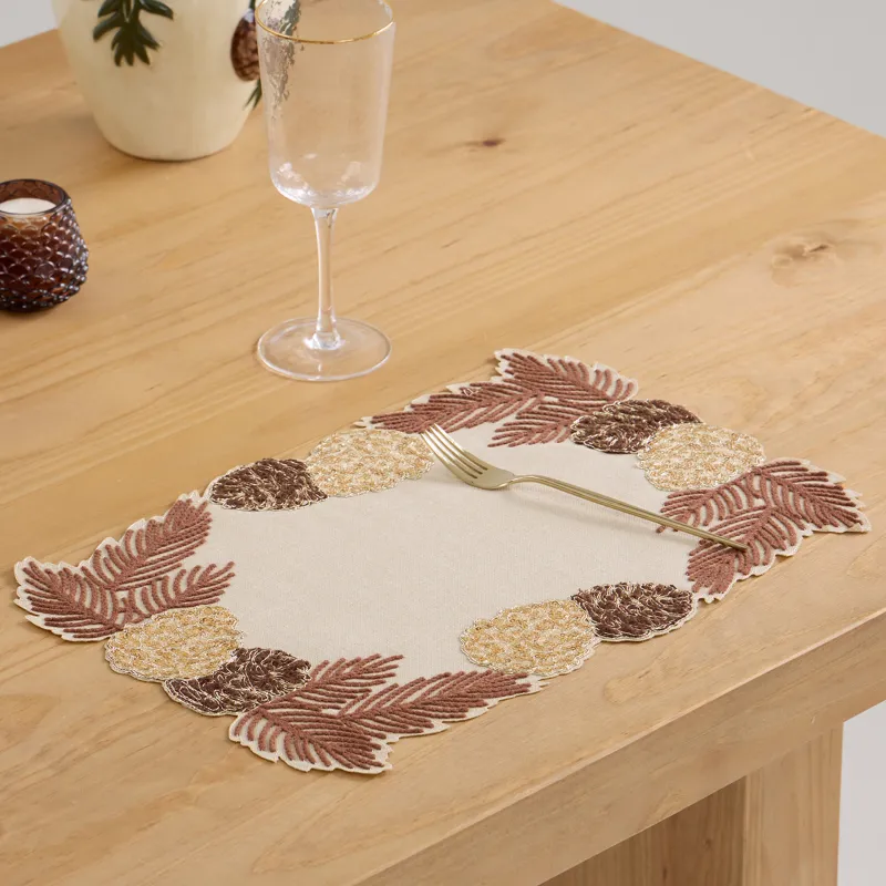 Салфетка под приборы, 30x45 см, полиэстер, бежевая, Шишки на ветках, Conifers