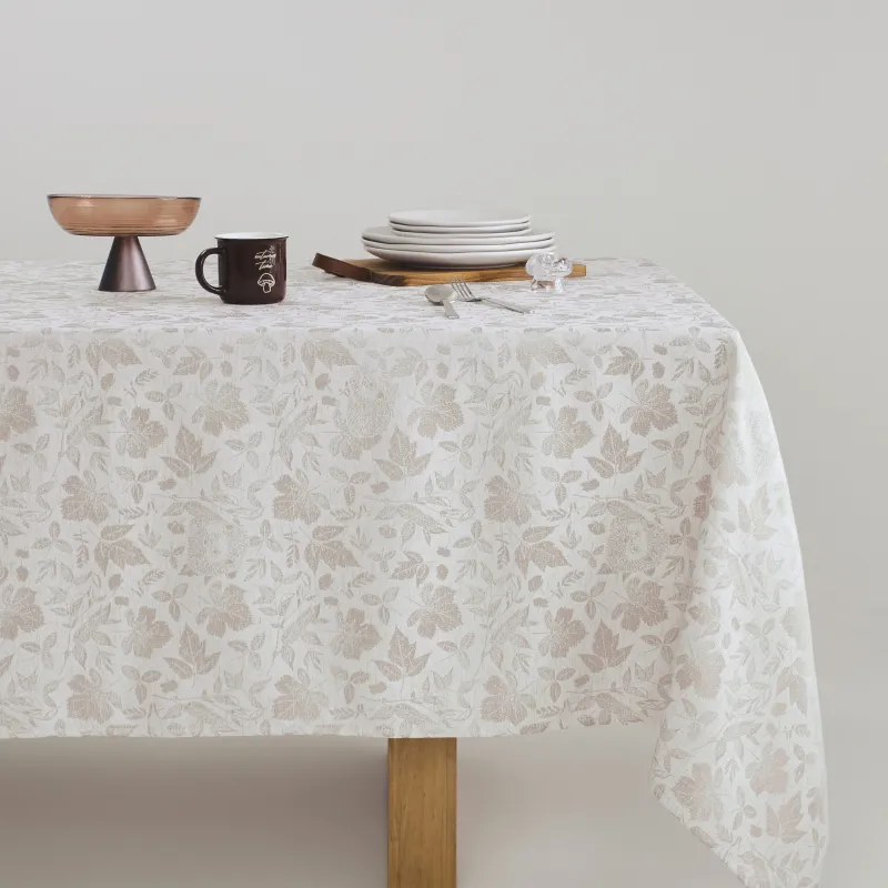 Скатерть, 160х160 см, жаккард, полиэстер, бежевая, Ежи в листьях, Hedgehogs in leaves