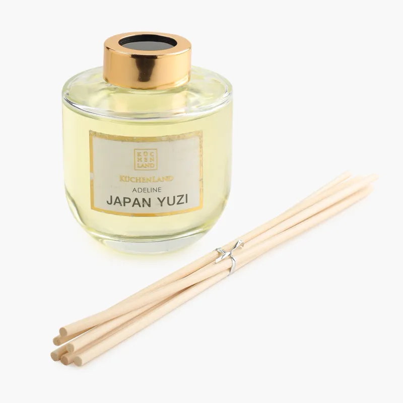 Хош иісті диффузор. Хош иіс: жоғарғы ноталар - жасыл ноталар, апельсин, юдзу, грейпфрут, алма; орташа ноталар - ананас, лемонграсс, рауғаш, ақгүл, алқап лалагүлі; негізгі ноталар - мускус. Көлемі: 220 мл. Материал: шыны, хош иісті сұйықтық. Жинақта талшық таяқшалары бар, олар бөтелкедегі сұйықтықты сіңіріп, бөлмені хош иіспен толтырады. Жеңіл хош иіс үшін сабандарды қысқарту немесе бірнеше бөлікті алып тастау арқылы хош иістің күшін өзгертуге болады. Балалардың қолы жетпейтін жерде сақтаңыз., image-1