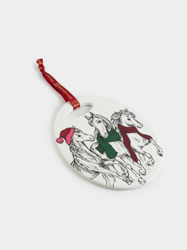 Ыстыққа арналған тұғыр, 15х20 см, керамика/тығын, сопақ, ақ, Шарф таққан жылқылар, Horse trio, image-1