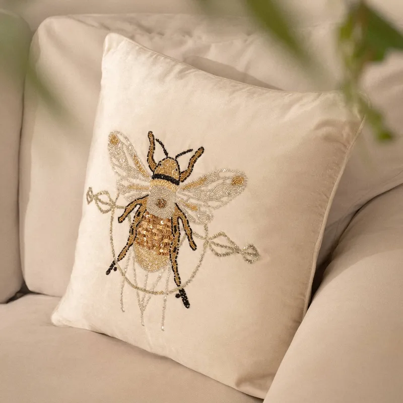 Подушка декоративная, 50х50 см, вельвет/бисер, молочная, Шмель, Bugs
