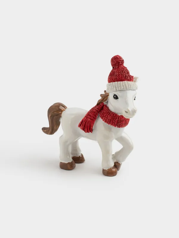 Мүсінше, 8 см, полирезин, сүт түстес, Қалпақ пен шарф таққан жылқы, Horse christmas, image-1