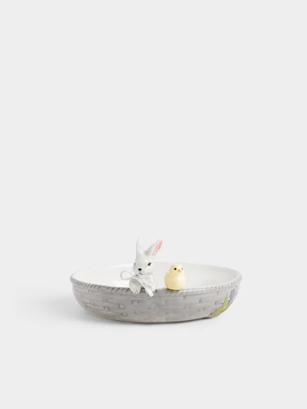 Терең ыдыс, 26х6 см, керамика, сүт түстес және сұр, Себеттегі қоян мен балапан, Easter, image-0