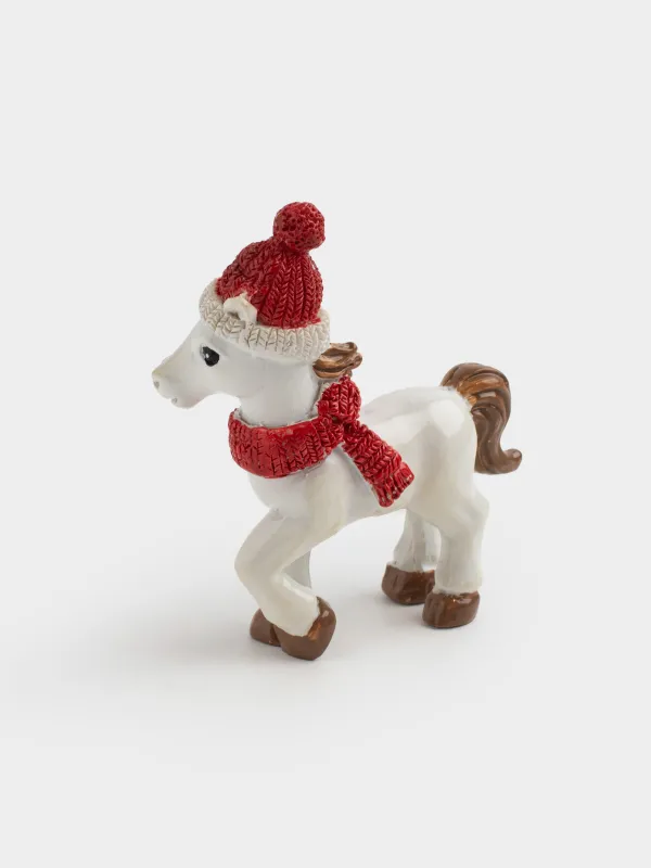 Мүсінше, 8 см, полирезин, сүт түстес, Қалпақ пен шарф таққан жылқы, Horse christmas, image-2