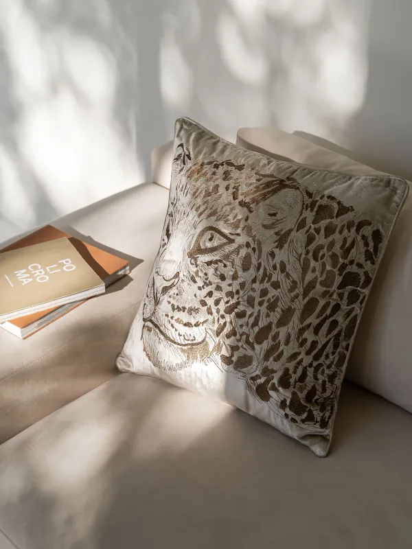 Подушка декоративная, 50х50 см, вельвет, бежевая, Ягуар, Panther, image-3