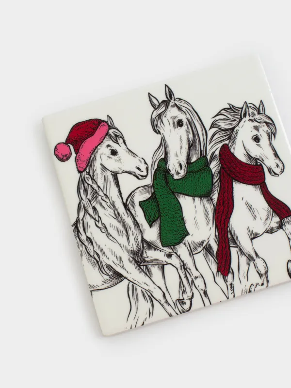 Саптыаяқ тұғыры, 11х11 см, төртбұрыш, керамика/тығын, Шарф таққан жылқылар, Horse trio, image-3