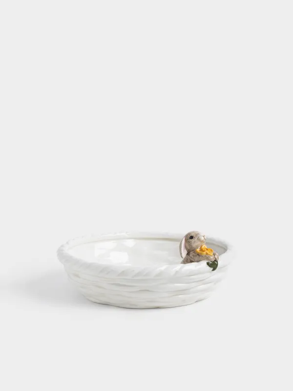 Терең ыдыс, 26х7 см, керамика, сүт түстес және сарғылт-қоңыр, Себетте гүлі бар қоян, Rabbit in narcis, image-1