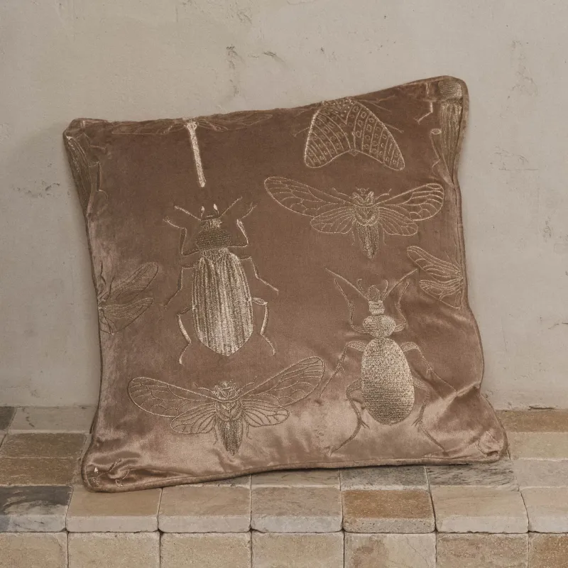 Сәндік жастық, 50х50 см, барқыт/моншақ, сарғылт-қоңыр және қоңыр, Қоңыздар, Bugs