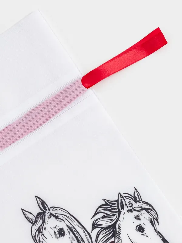 Сыйлық пакеті, 40х56 см, жіптері бар, полипропилен, ақ, Шарф таққан жылқылар, Horse trio, image-2