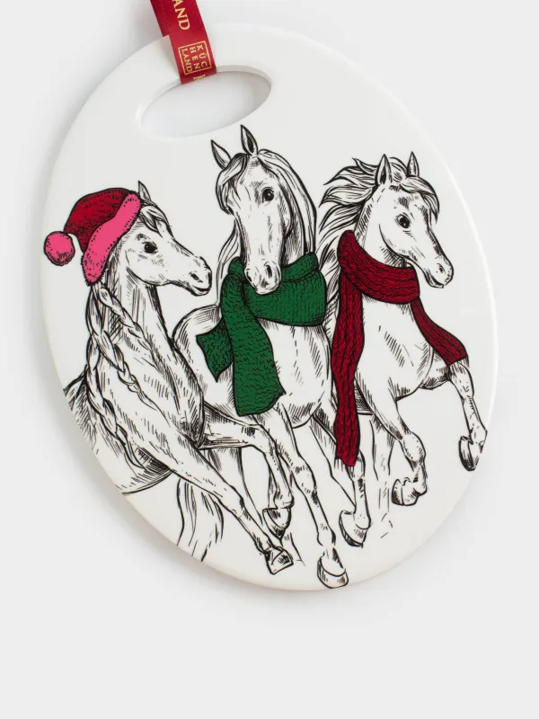 Ыстыққа арналған тұғыр, 15х20 см, керамика/тығын, сопақ, ақ, Шарф таққан жылқылар, Horse trio, image-3