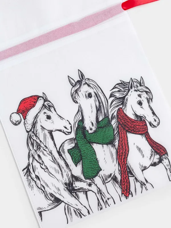 Сыйлық пакеті, 40х56 см, жіптері бар, полипропилен, ақ, Шарф таққан жылқылар, Horse trio, image-1