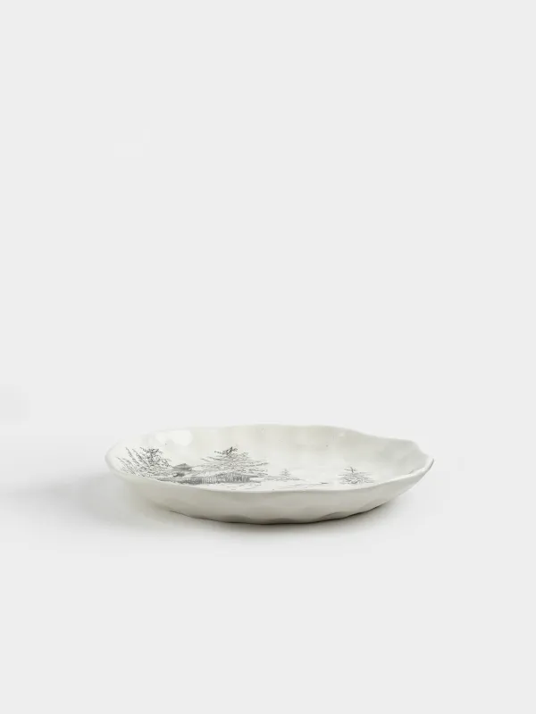 Тарелка обеденная, 28 см, керамика D, белая, Олень у дома в лесу, Crumple print, image-2