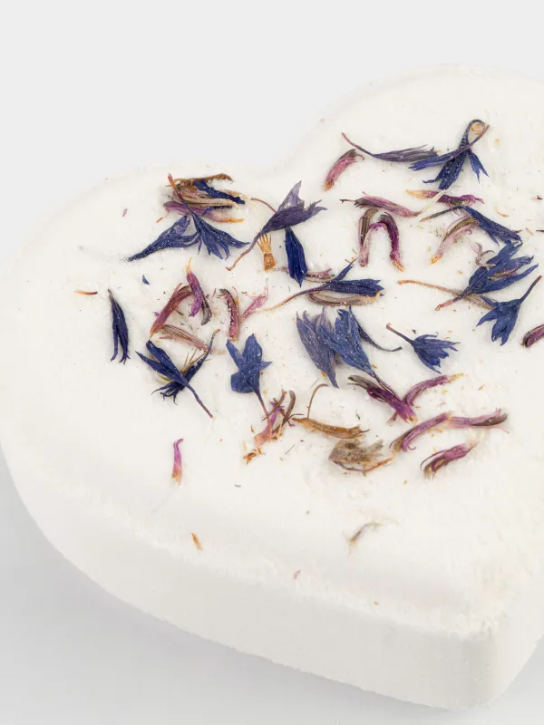 Бомбочка для ванны, 130 гр, с цветками василька, молочная, Кокосовое молочко, Сердце, Body spa, image-1