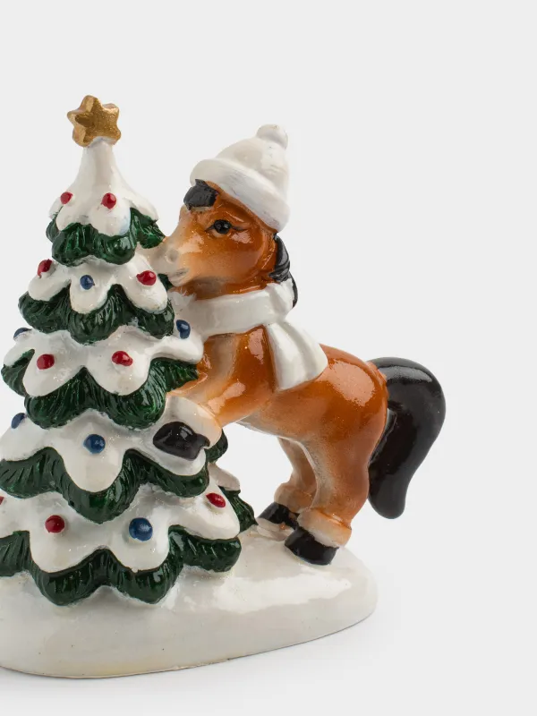 Мүсінше, 8 см, полирезин, сүт түстес және қоңыр, Шыршасы бар жылқы, Horse christmas, image-2