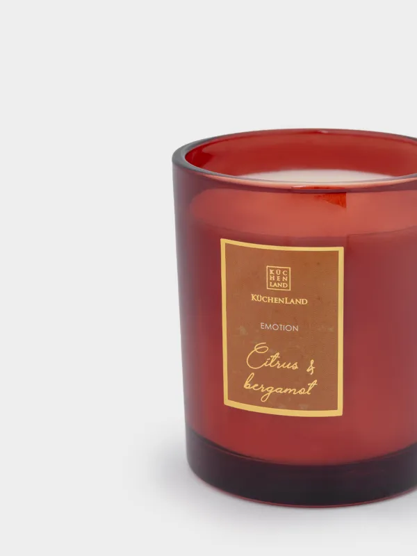 Шам хош иісті, шам ұстағышта. Хош иіс: жоғарғы ноталар - апельсин, бергамот; орташа ноталар -грейпфрут, ақгүл; негізгі ноталар - мускус. Өлшемі: 8х9 см.Материал: пальма балауызы, шыны. Балалардың қолы жетпейтін жерде сақтаңыз. Жанғыш заттардың жанында жақпаңыз., image-2