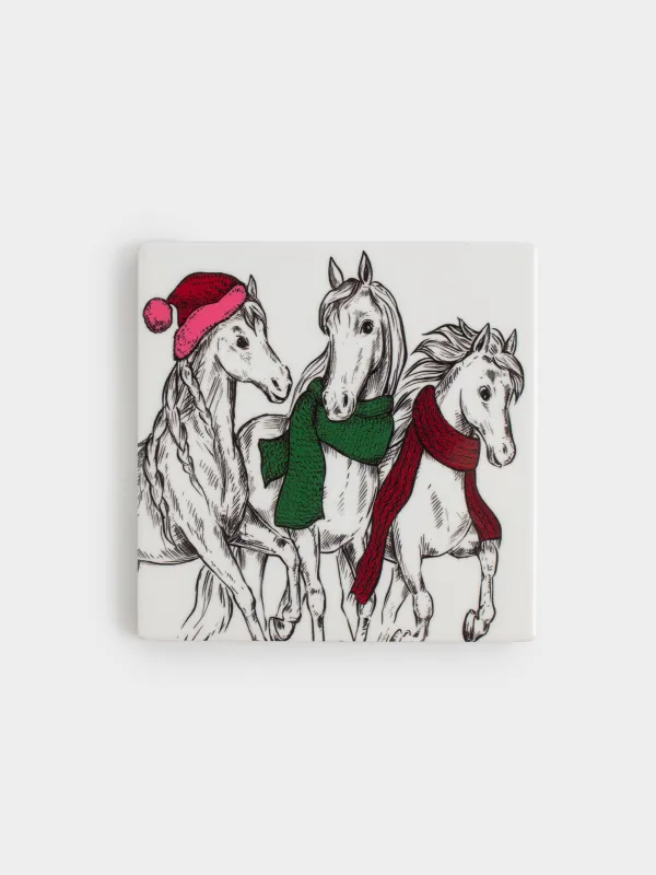 Саптыаяқ тұғыры, 11х11 см, төртбұрыш, керамика/тығын, Шарф таққан жылқылар, Horse trio, image-0