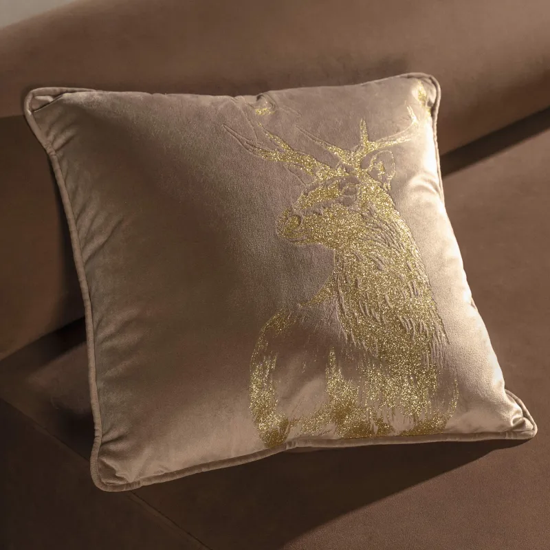 Подушка декоративная, 45х45 см, вельвет, бежево-золотистая, Гордый олень, Deer