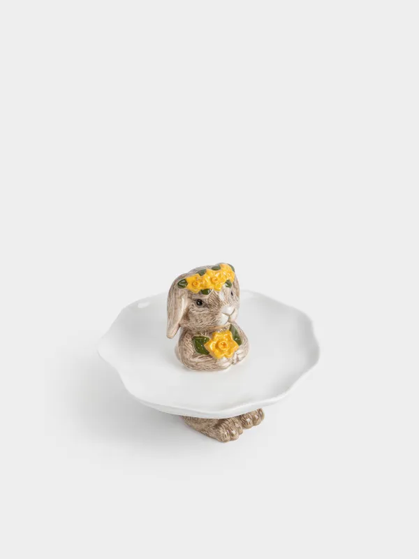 Блюдо на ножке, 24х19 см, керамика D, молочно-бежевое, Кролик в цветочном венке, Rabbit in narcis, image-1